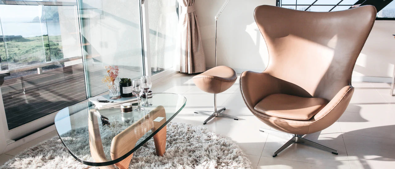 Bild eines Zimmers mit Glastisch und Stuhl