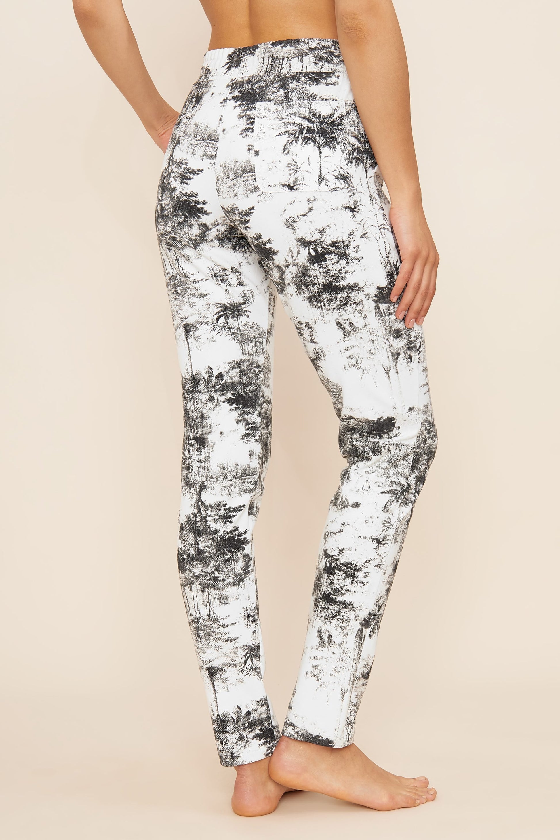 Rückansicht von Sweathose im schwarz-weißen Palmendruck Bio-Baumwolle/Elasthan