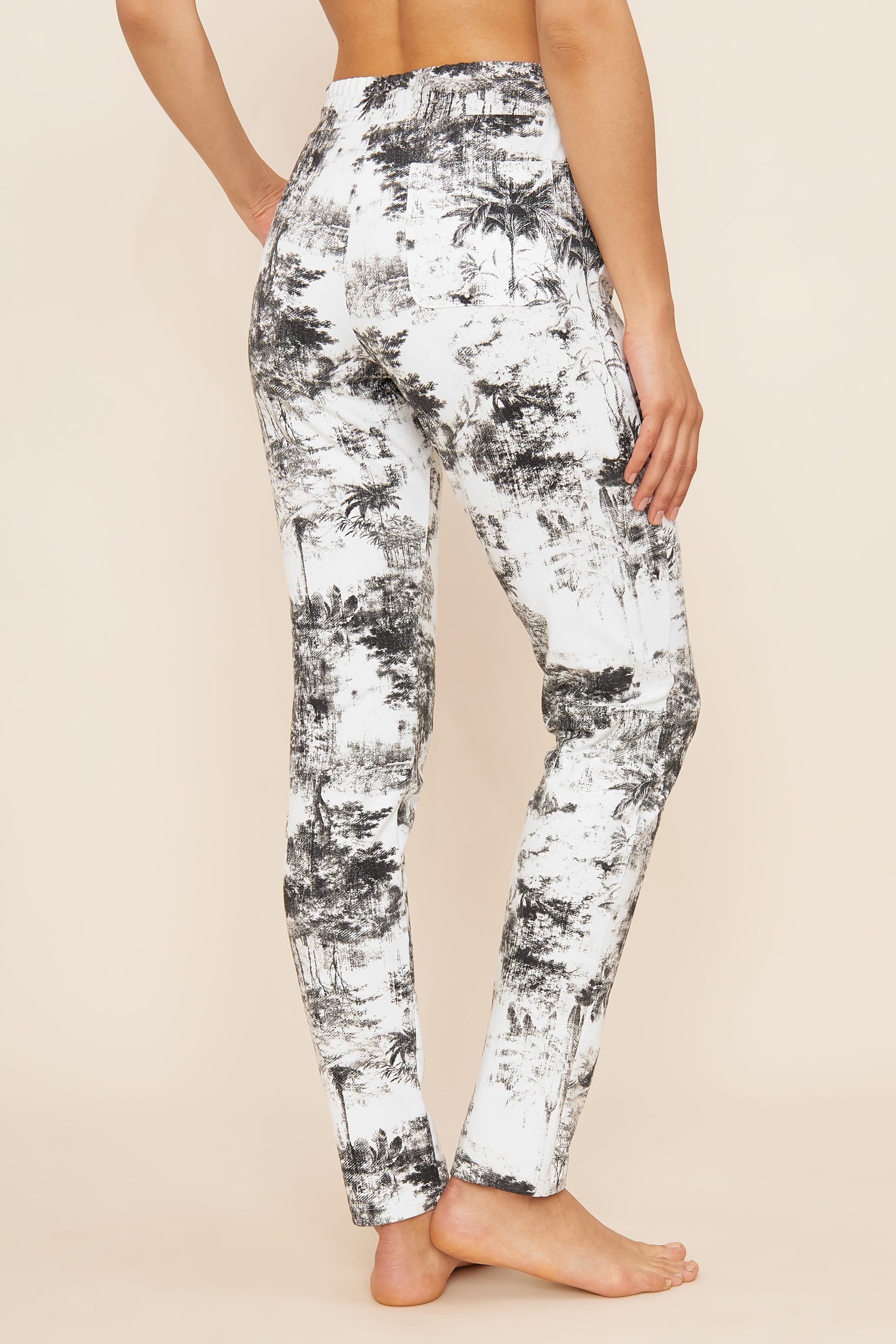 Rückansicht von Sweathose im schwarz-weißen Palmendruck Bio-Baumwolle/Elasthan