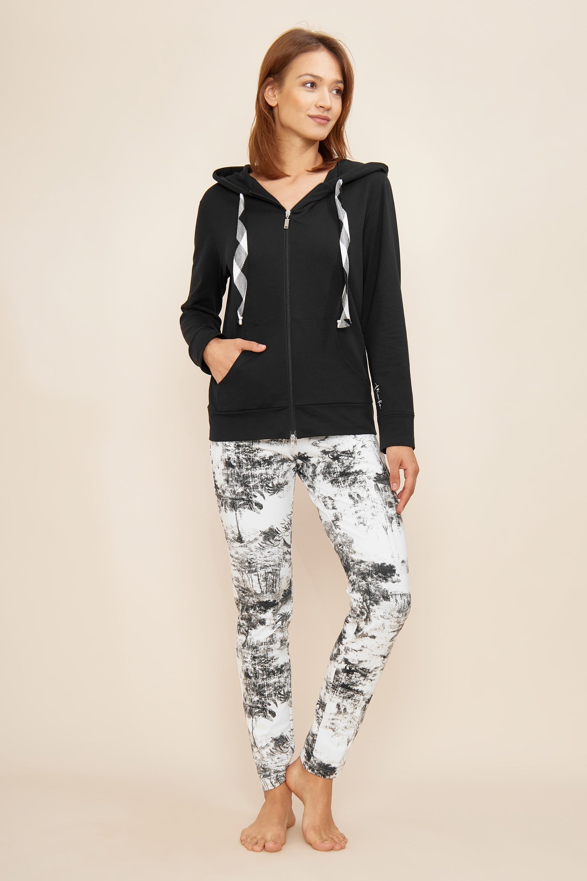 Detailbild 1 von Sweathose im schwarz-weißen Palmendruck Bio-Baumwolle/Elasthan