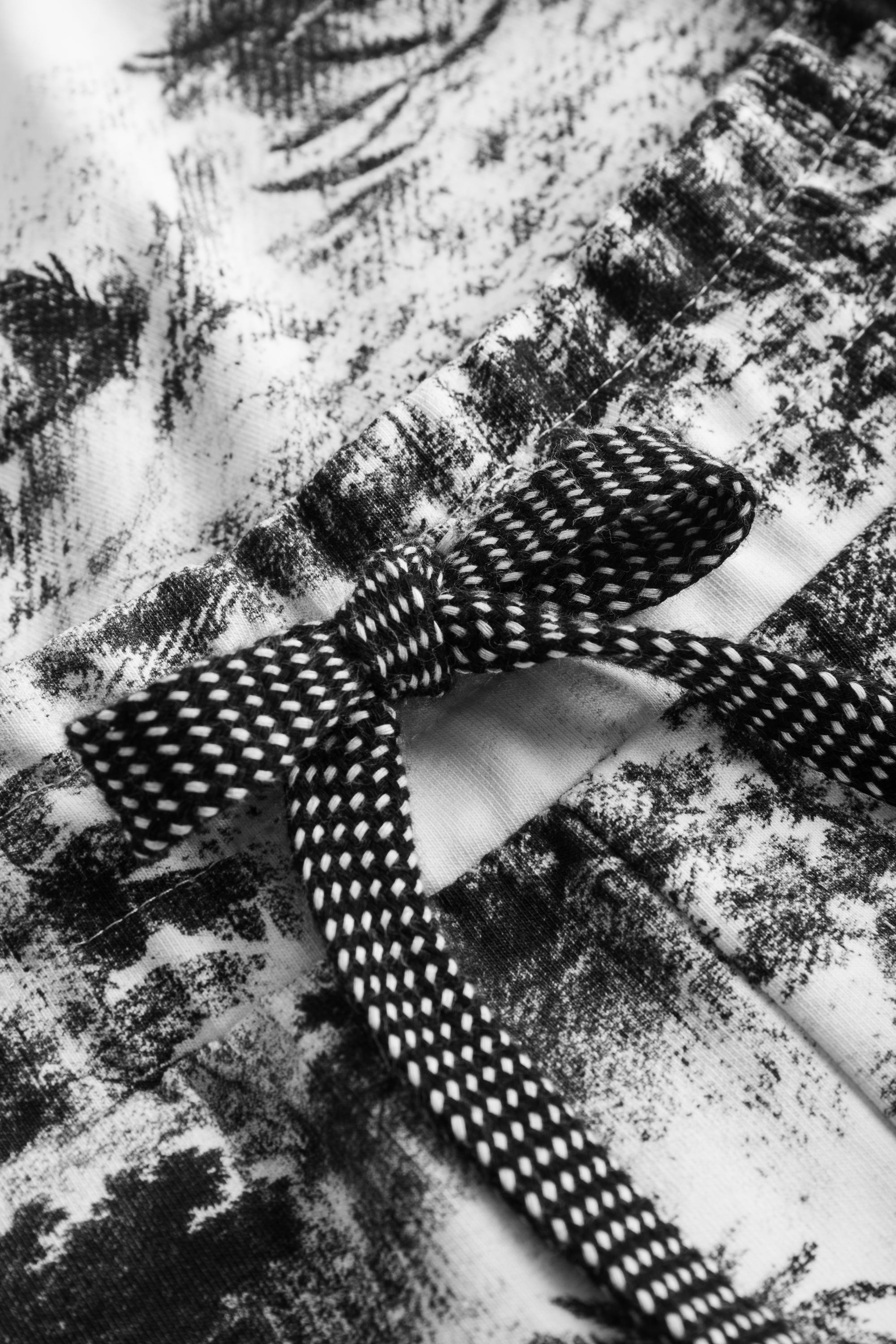 Detailbild 2 von Sweathose im schwarz-weißen Palmendruck Bio-Baumwolle/Elasthan