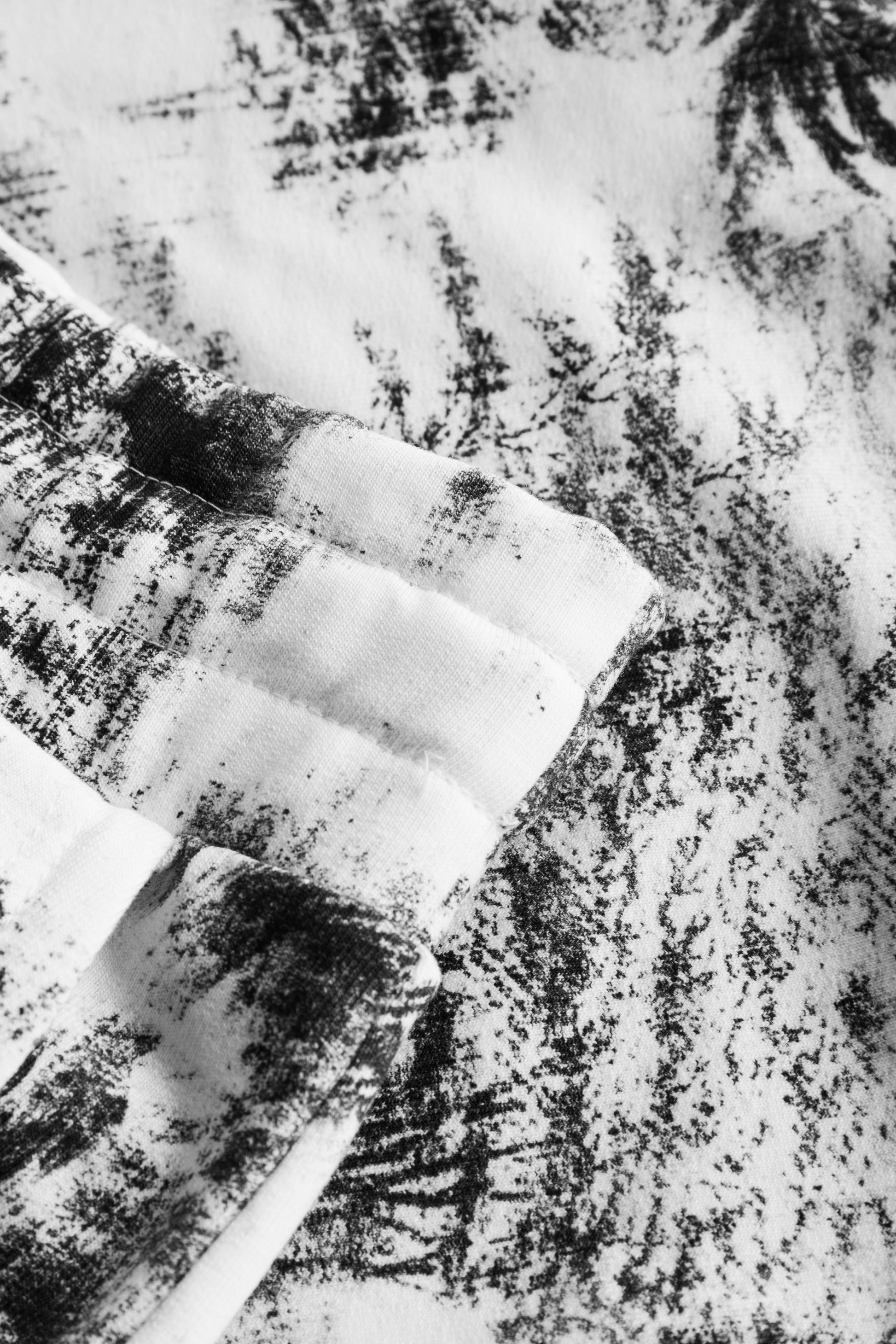 Detailbild 3 von Sweathose im schwarz-weißen Palmendruck Bio-Baumwolle/Elasthan