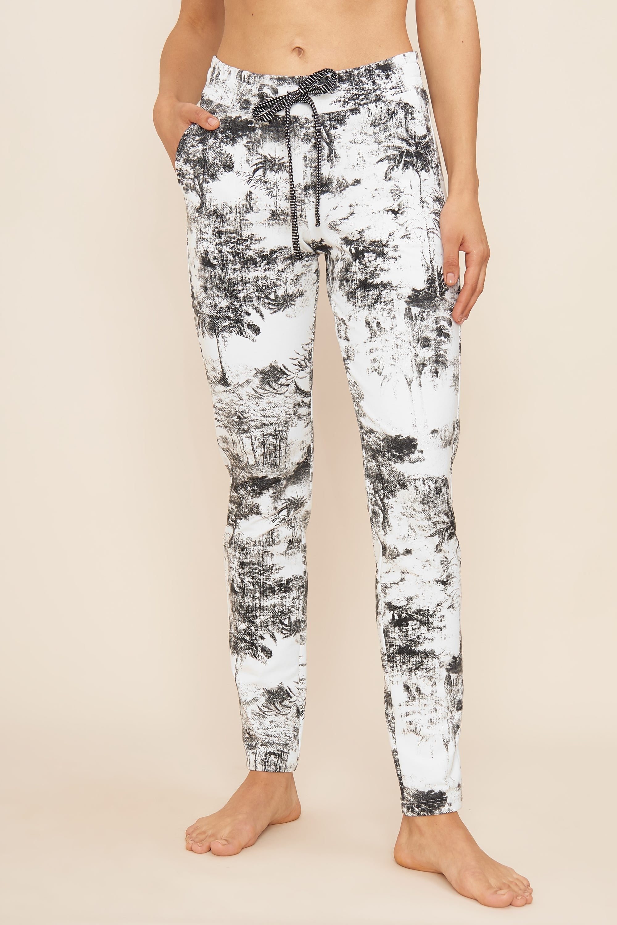 Frontalbild von Sweathose im schwarz-weißen Palmendruck Bio-Baumwolle/Elasthan