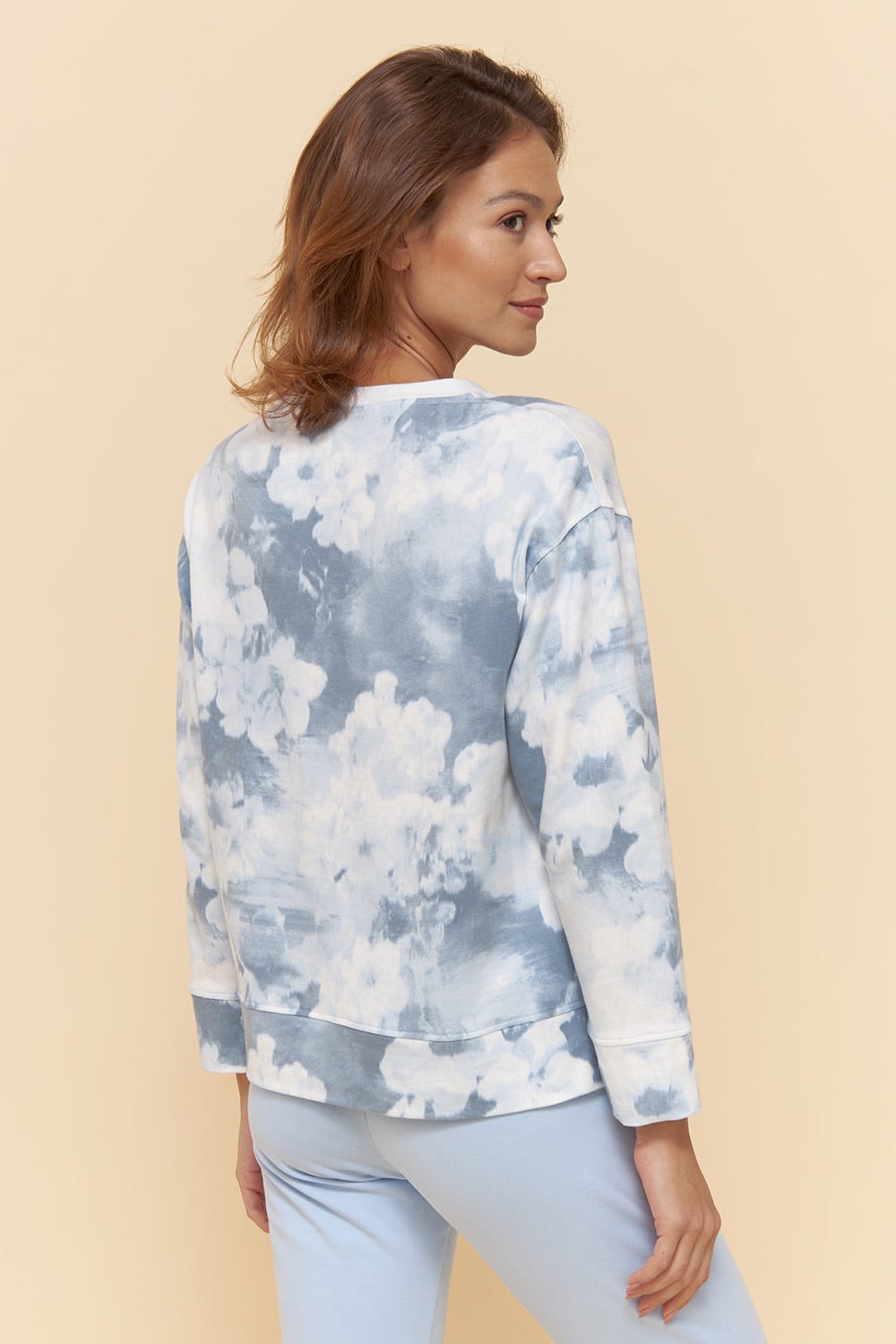 Rückansicht von Sweatshirt im blauen Batik-Druck Loungeshirt Bio-Baumwolle/Elasthan