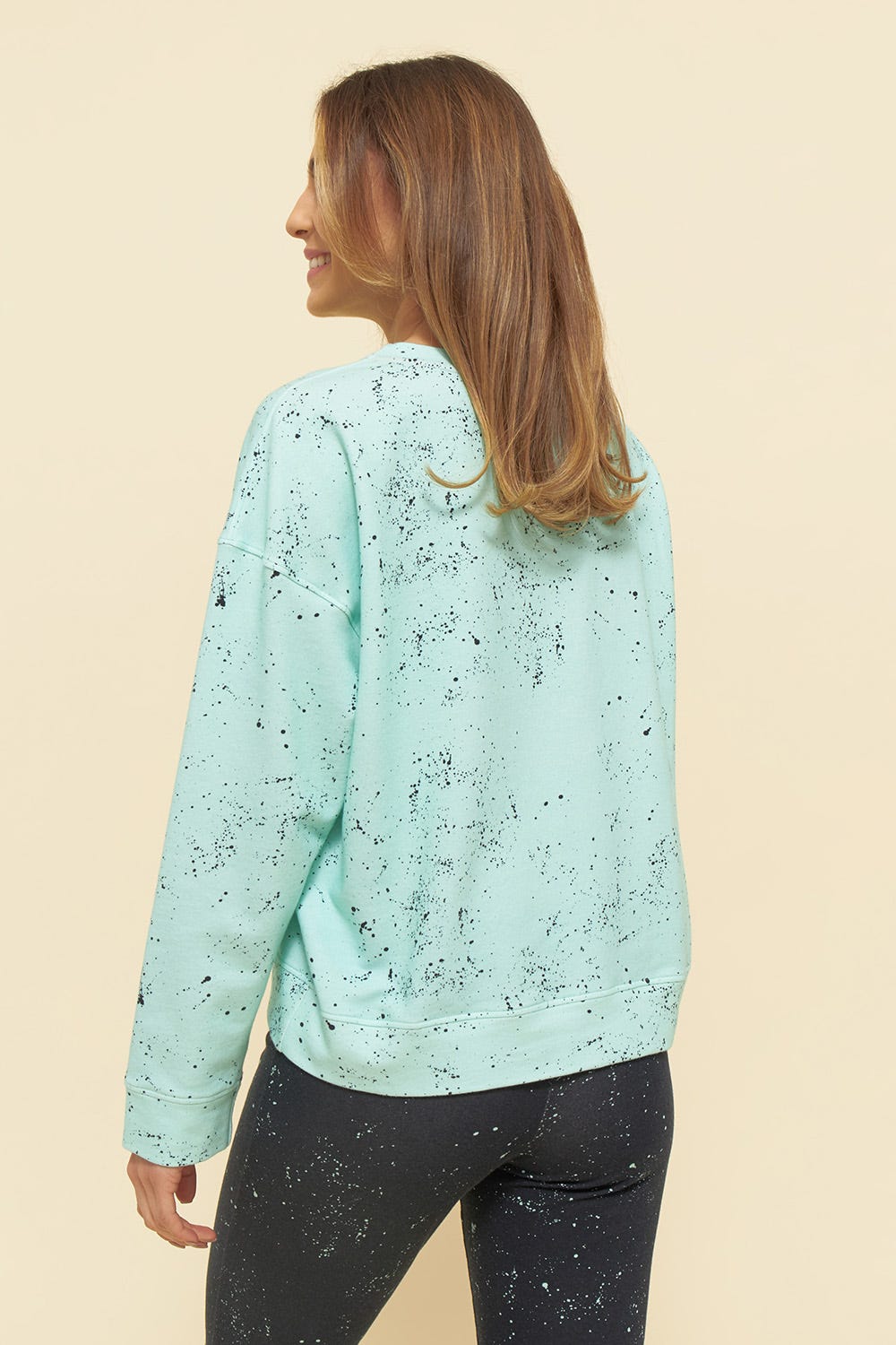 Rückansicht von Sweatshirt mit Schriftzug "hero" im Farbspritzer-Druck Mintgrün Mix & Match Bio-Baumwolle/Elasthan