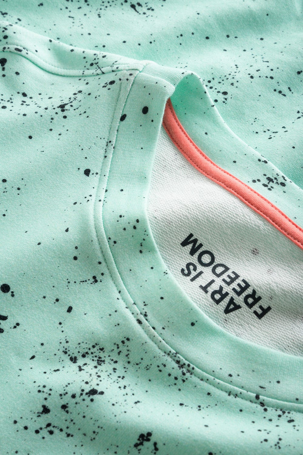 Detailbild 2 von Sweatshirt mit Schriftzug "hero" im Farbspritzer-Druck Mintgrün Mix & Match Bio-Baumwolle/Elasthan