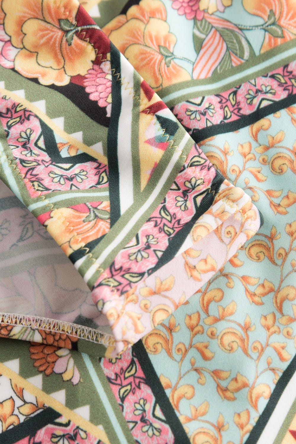 Detailbild 1 von Bikini im orientalischen Fliesen-Muster grafisch Lycra