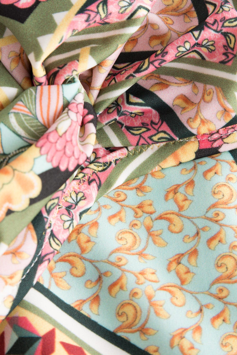 Detailbild 2 von Bikini im orientalischen Fliesen-Muster grafisch Lycra