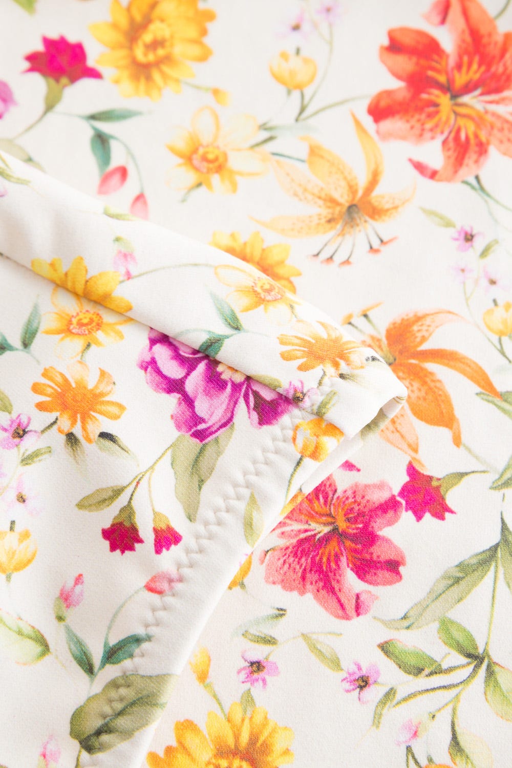 Detailbild 3 von Badeanzug im Blumen-Druck Sommerblüten Retro verspielt Lycra