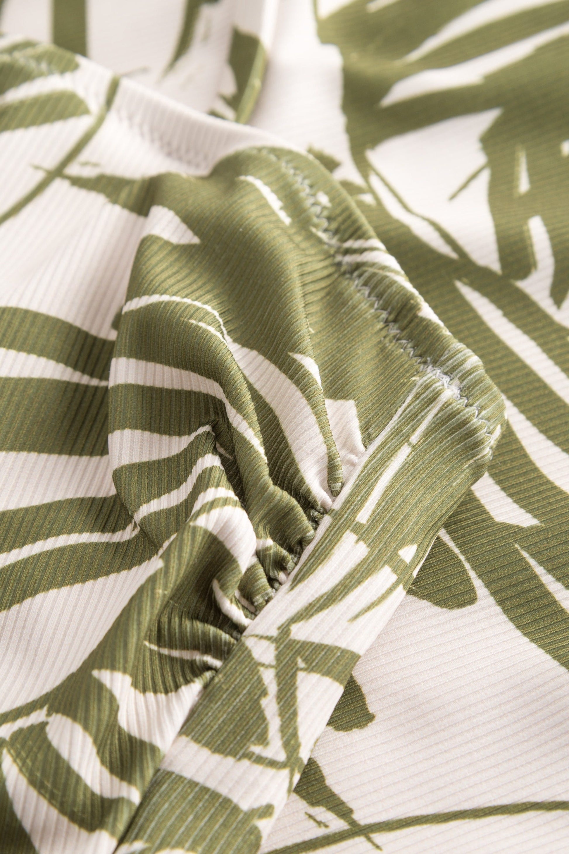 Detailbild 1 von Badeanzug im Palmendruck Rippstruktur Grün-Weiß Lycra