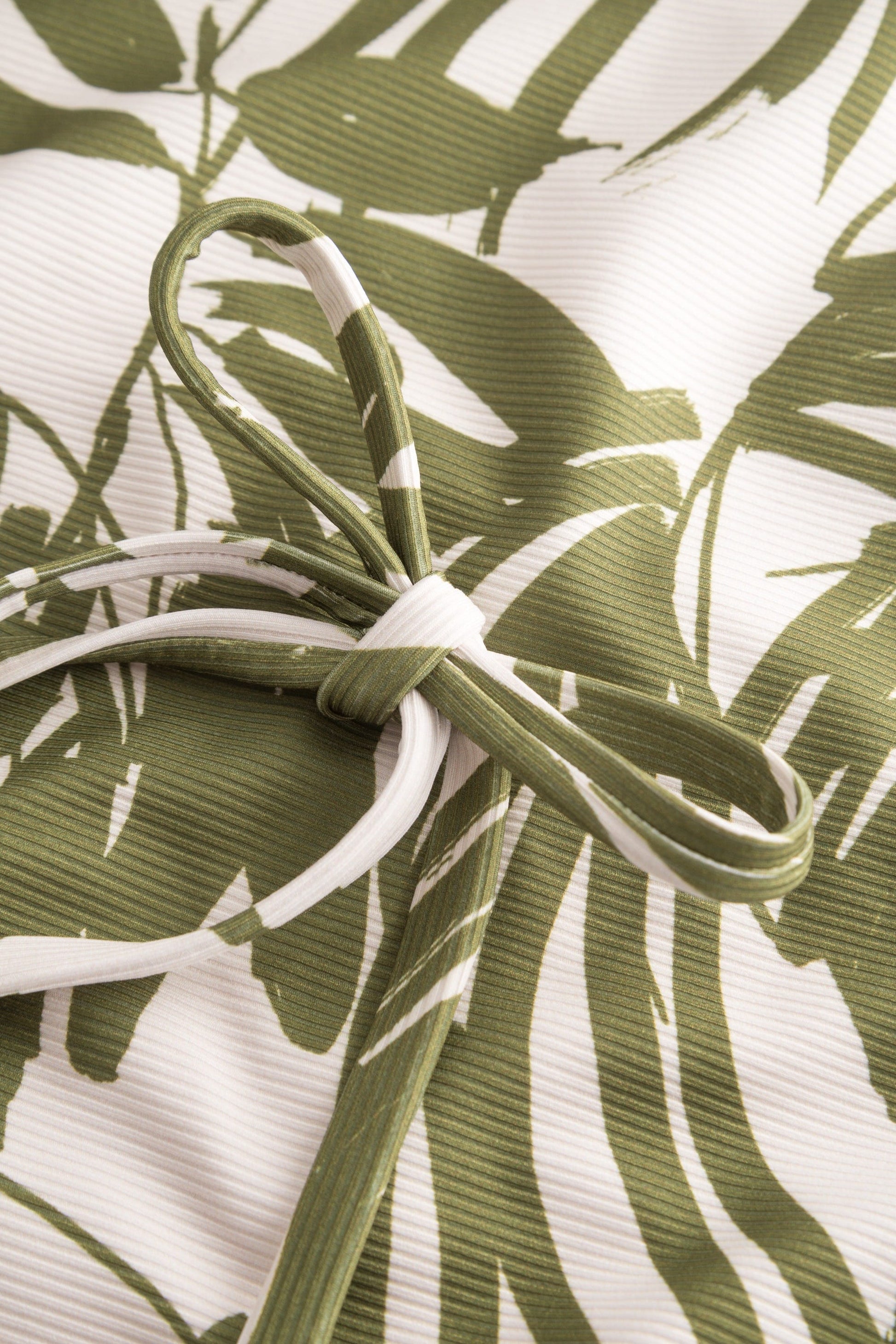 Detailbild 2 von Badeanzug im Palmendruck Rippstruktur Grün-Weiß Lycra