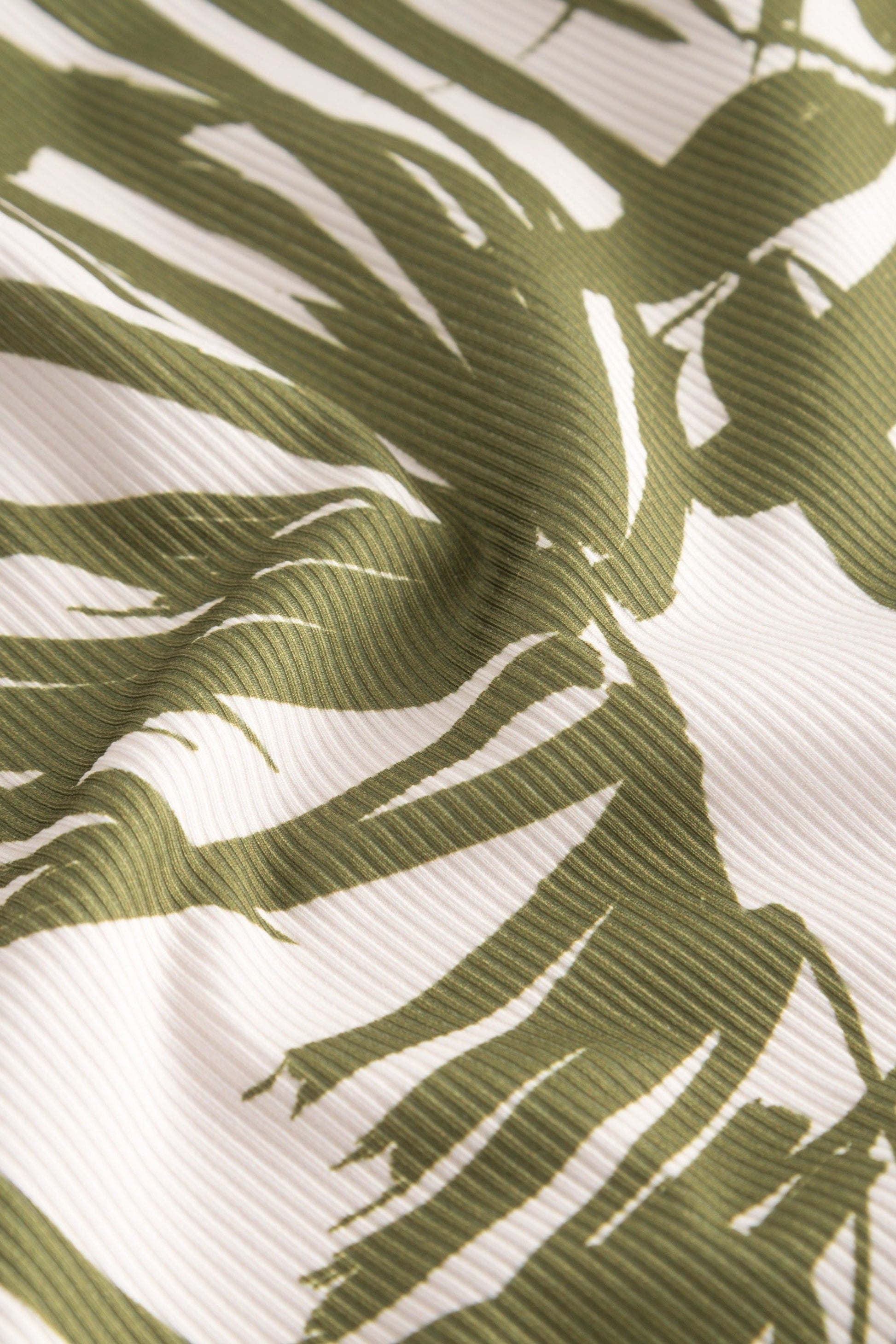 Detailbild 3 von Badeanzug im Palmendruck Rippstruktur Grün-Weiß Lycra