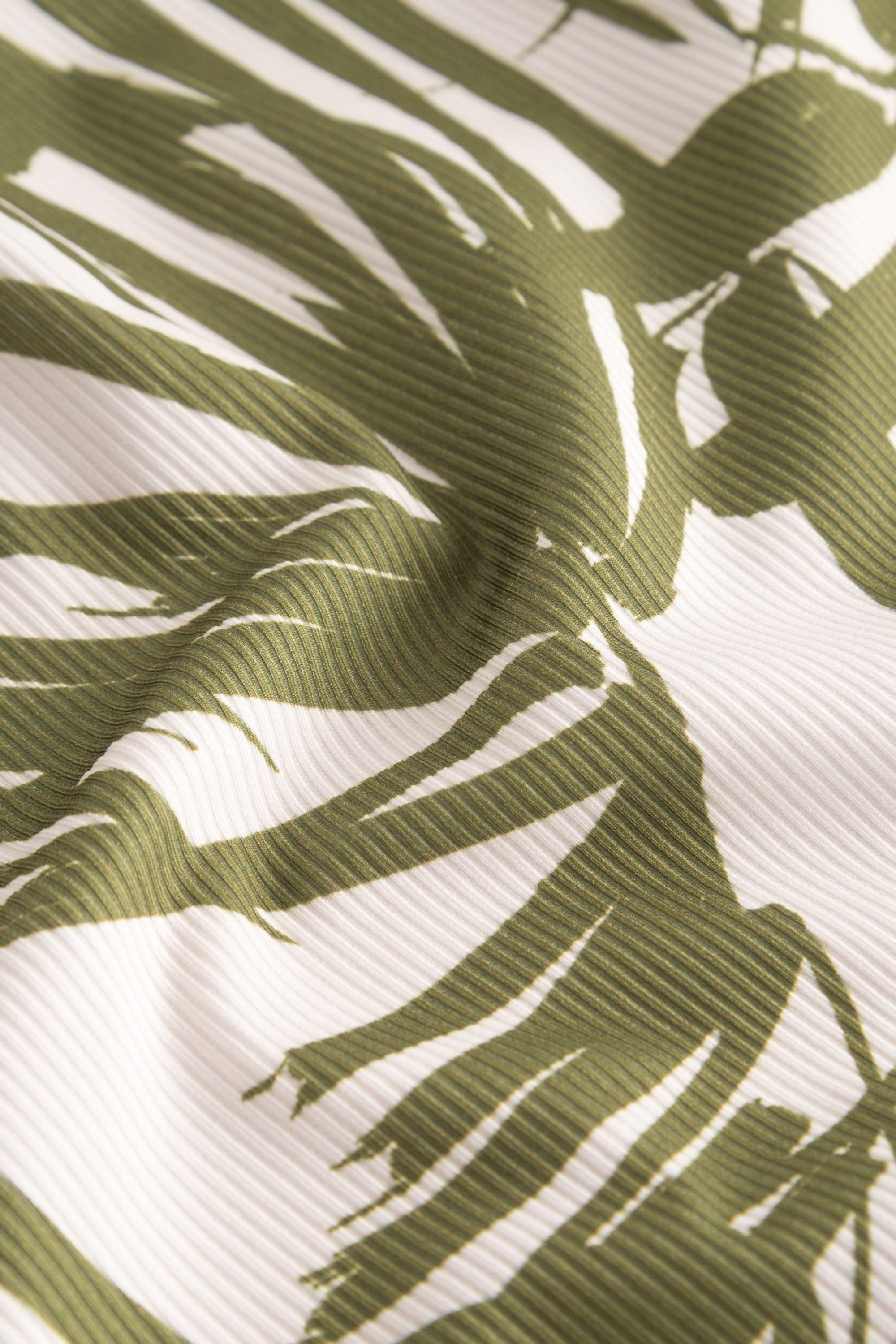 Detailbild 3 von Badeanzug im Palmendruck Rippstruktur Grün-Weiß Lycra