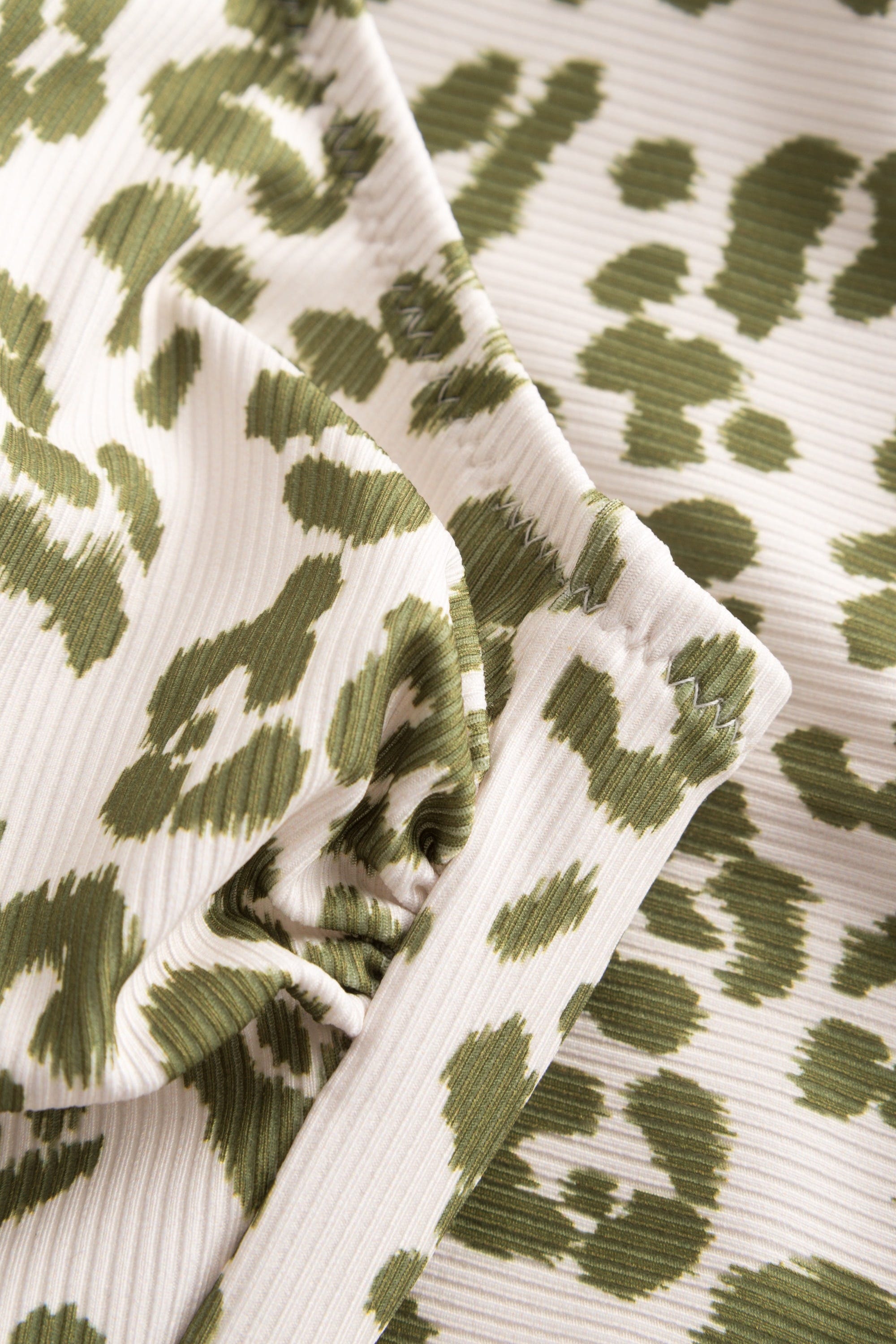 Detailbild 1 von Badeanzug im Leo-Druck Grün-Weiß Rippstruktur Animalprint Lycra