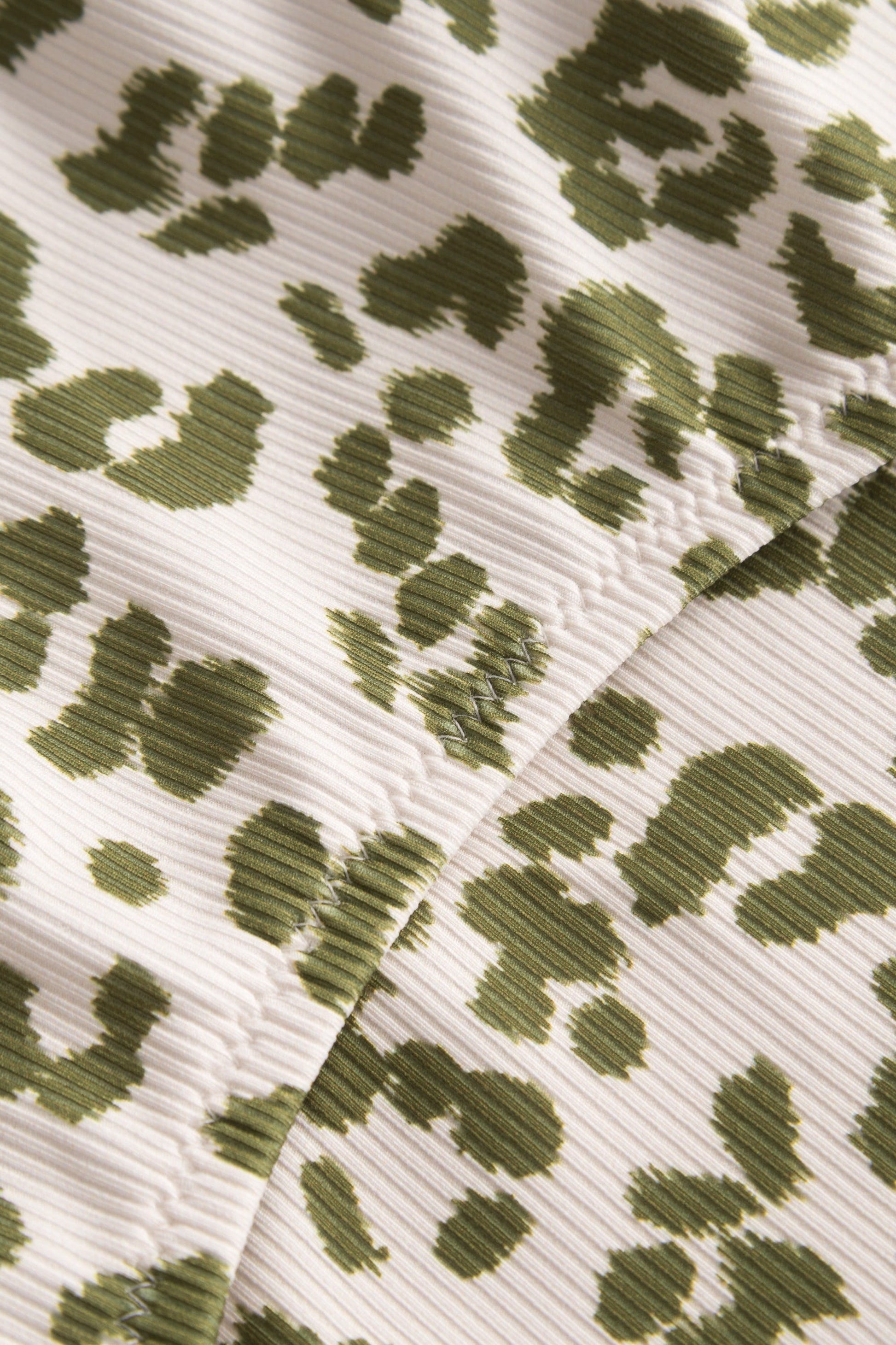 Detailbild 2 von Badeanzug im Leo-Druck Grün-Weiß Rippstruktur Animalprint Lycra