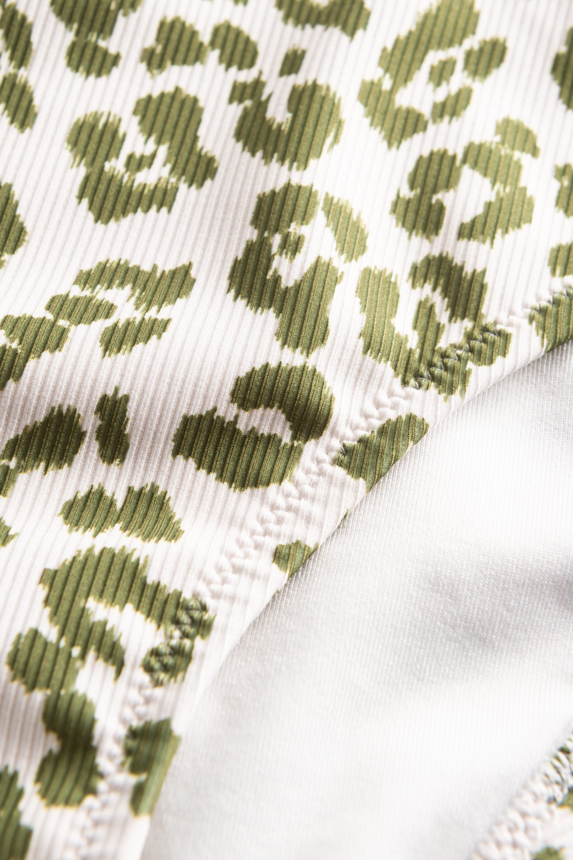 Detailbild 3 von Bikini Hose im Leo-Druck Grün-Weiß Rippstruktur Animalprint Mix und Match Lycra