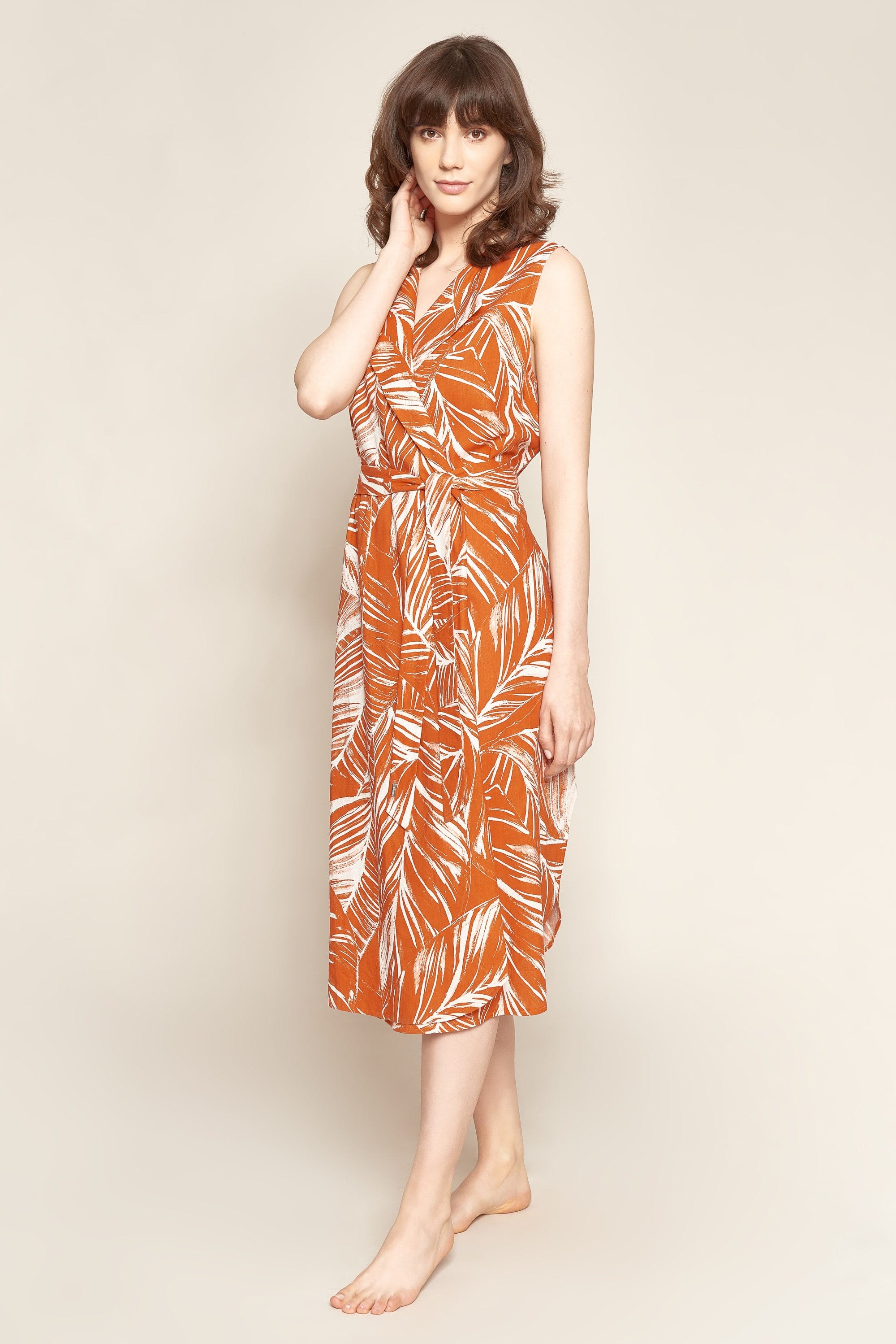 Frontalbild von Freizeitkleid im sommerlichen Blätter-Druck Wickelform Leinen/Viskose