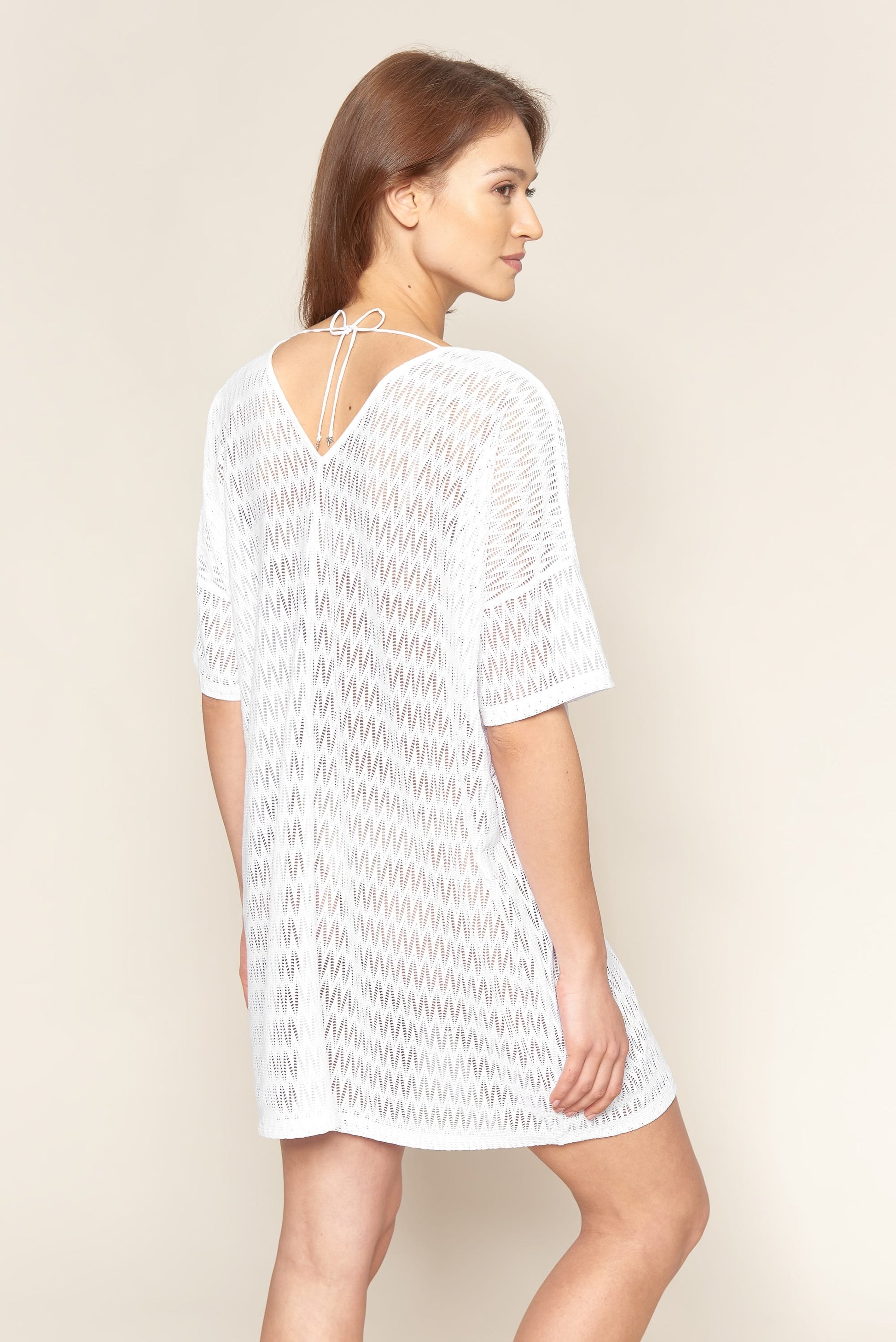 Rückansicht von Strandtunika aus Strukturware Grafikmuster Zacken halbtransparent Polyester/Elasthan