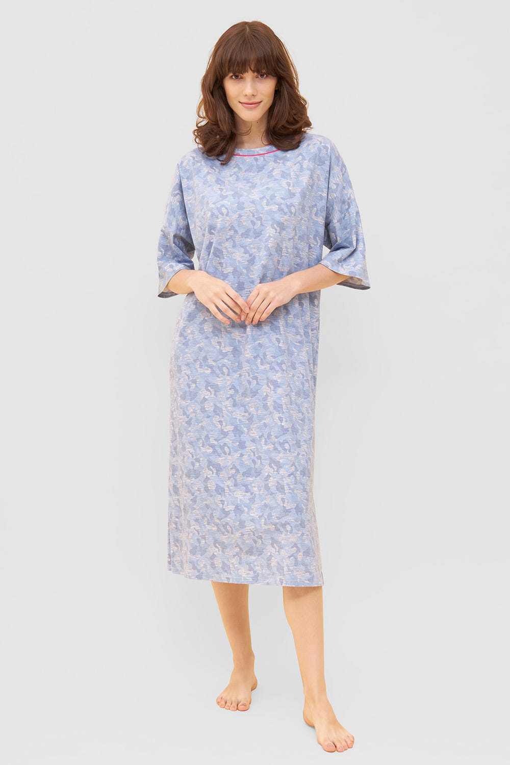 Frontalbild von Nachtkleid im blauen Camouflage-Druck Halbarm Maxi-Länge Baumwolle/Elasthan