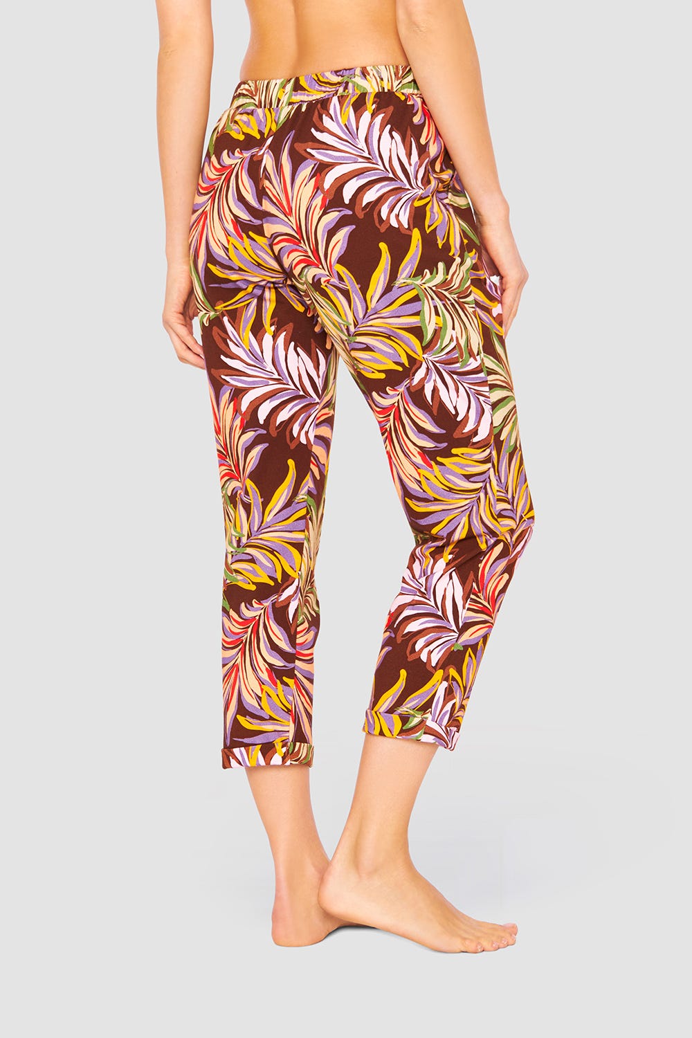 Rückansicht von 7/8-Hose im bunten Blätterdruck Braun Baumwolle/Elasthan