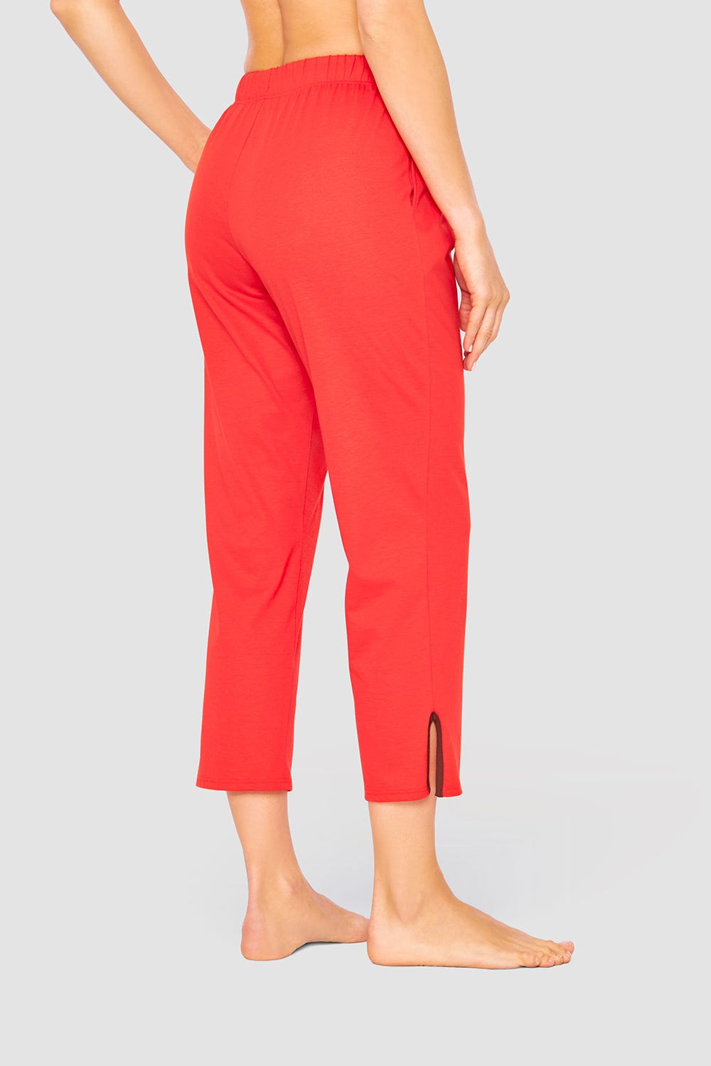 Rückansicht von 7/8-Hose in Rot mit Details in Kontrastfarbe 100% Baumwolle