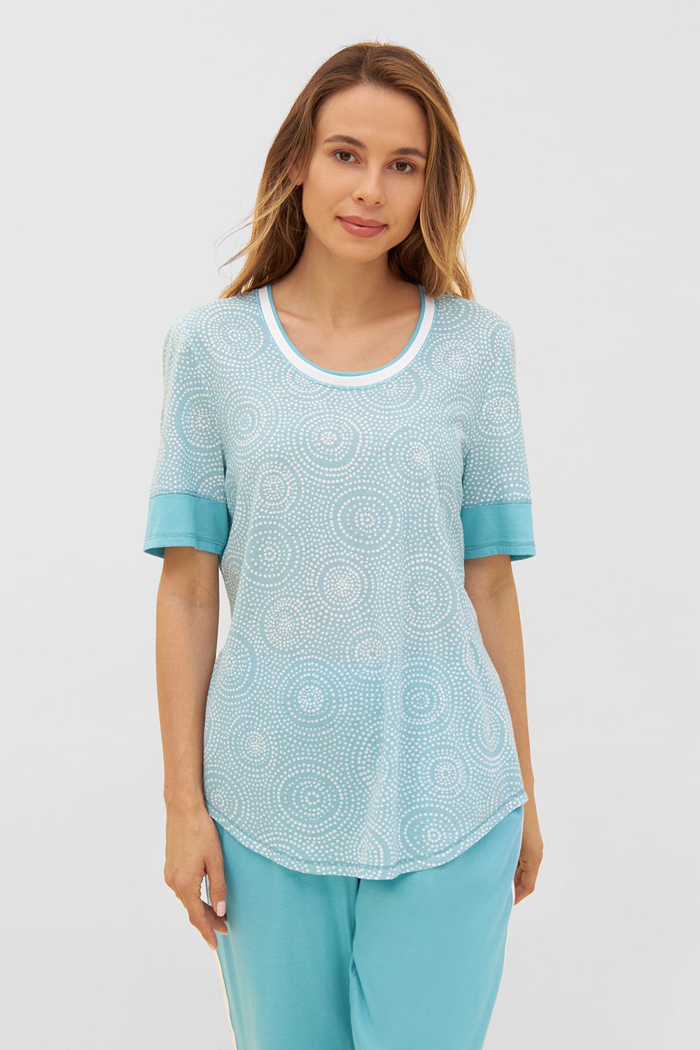 Frontalbild von T-Shirt im grafischen Punkte-Druck Rundhals Baumwolle/Modal