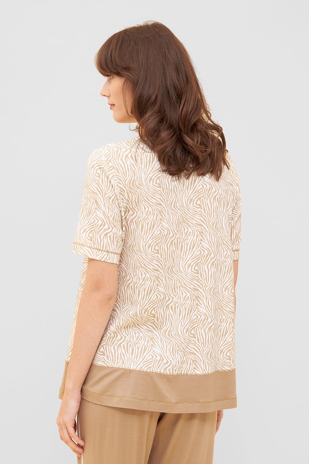 Rückansicht von Shirt im Zebra-Druck Beige Ziernähte A-Linie Mix & Match Baumwolle/Modal