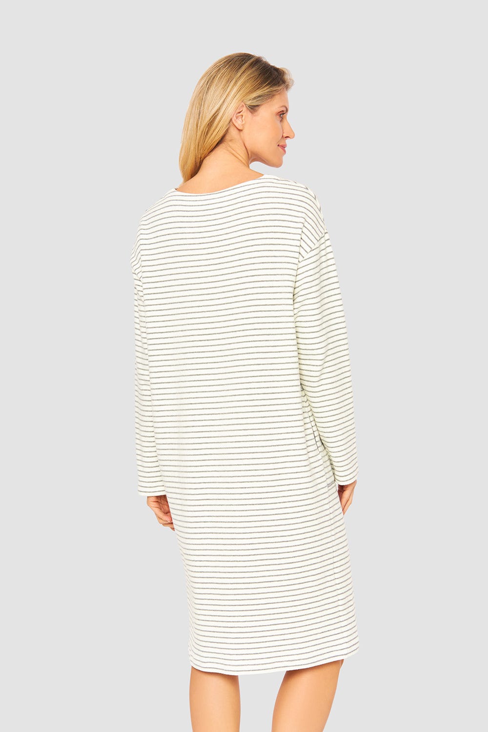 Rückansicht von Hauskleid im Ringelmuster Strick Materialmix