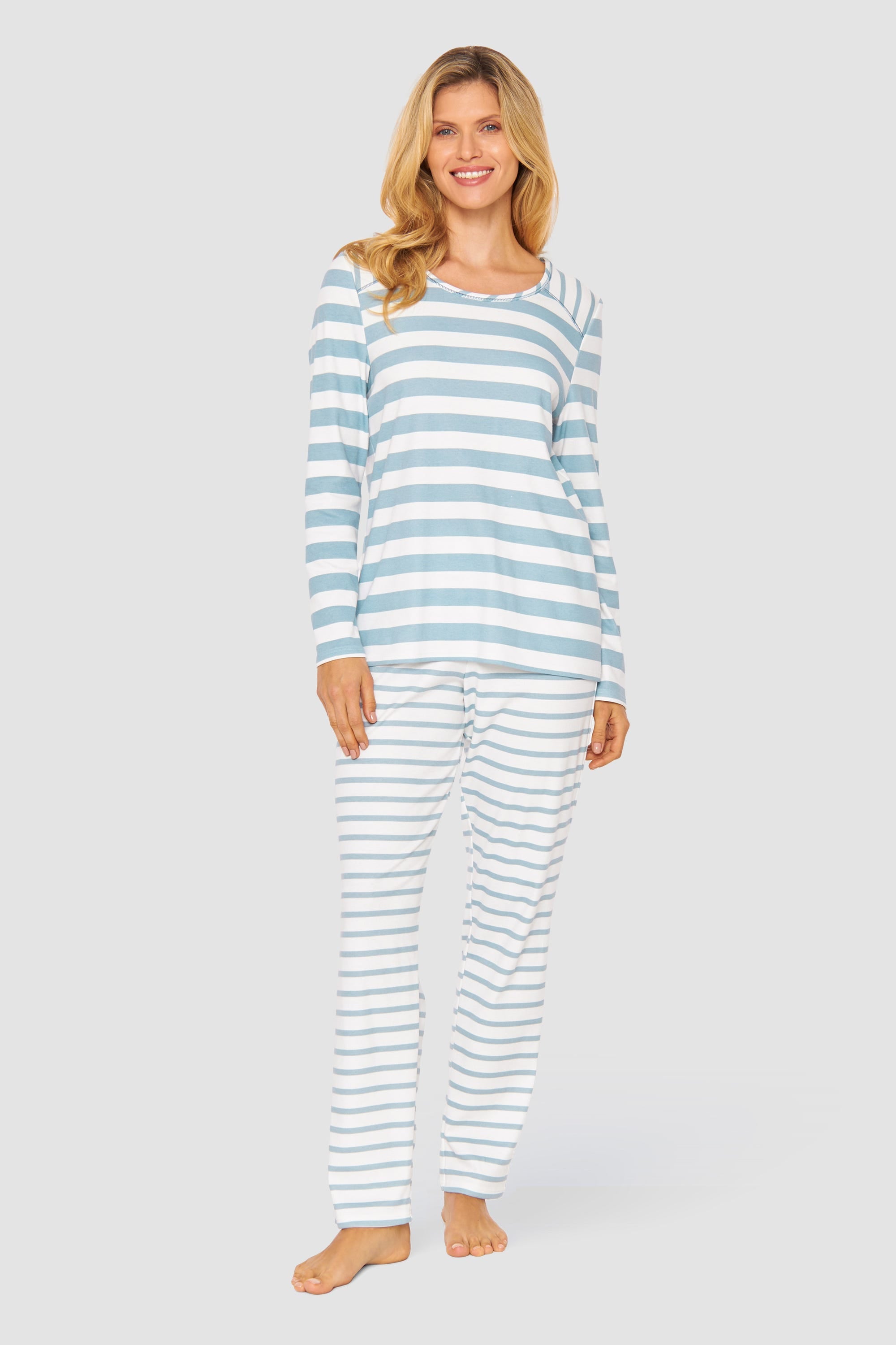 Frontalbild von Pyjama im Ringel-Mustermix angerauht Hellblau 100% Baumwolle