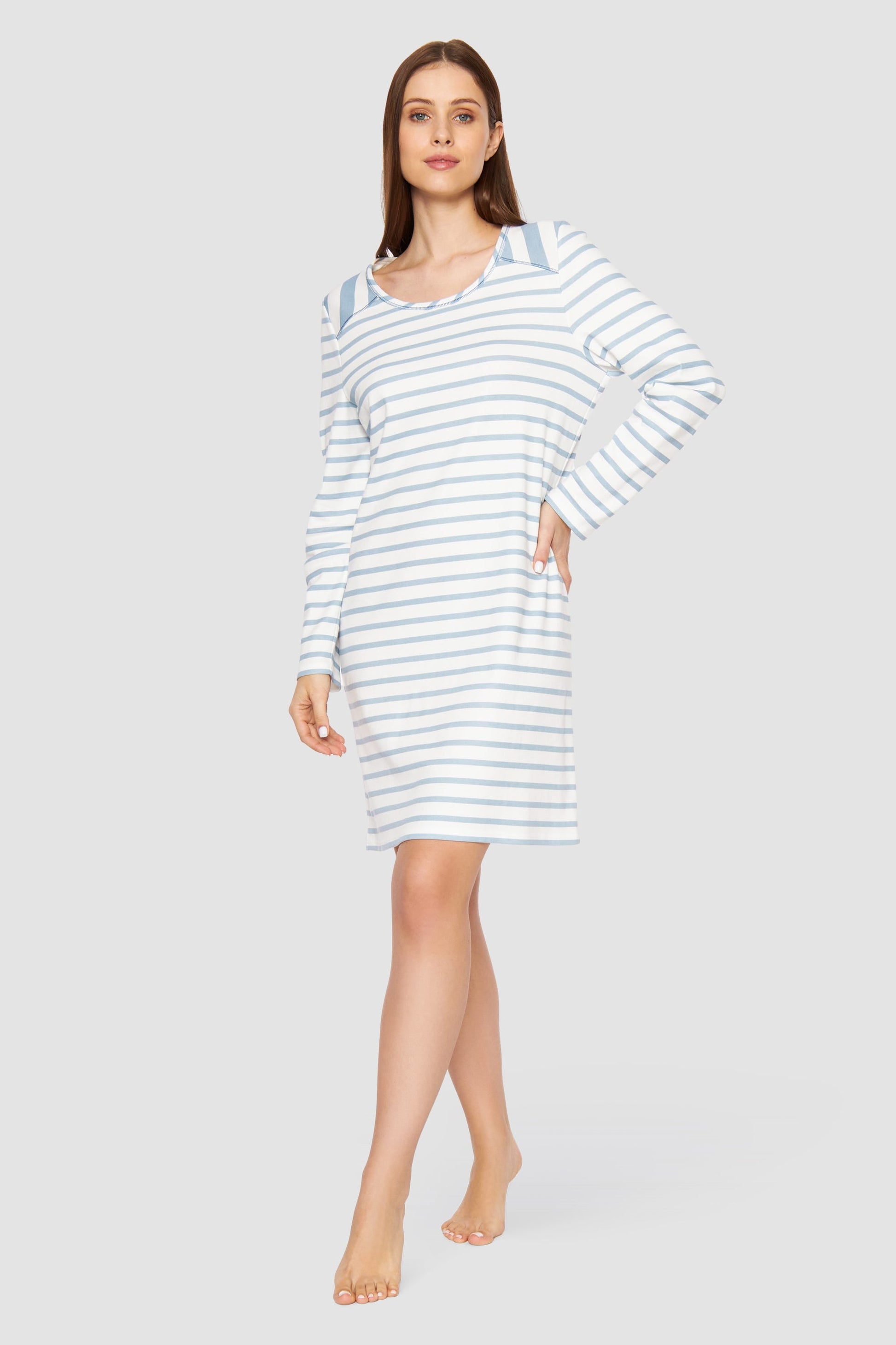 Frontalbild von Nachthemd im Ringel-Mustermix angerauht Hellblau 100% Baumwolle