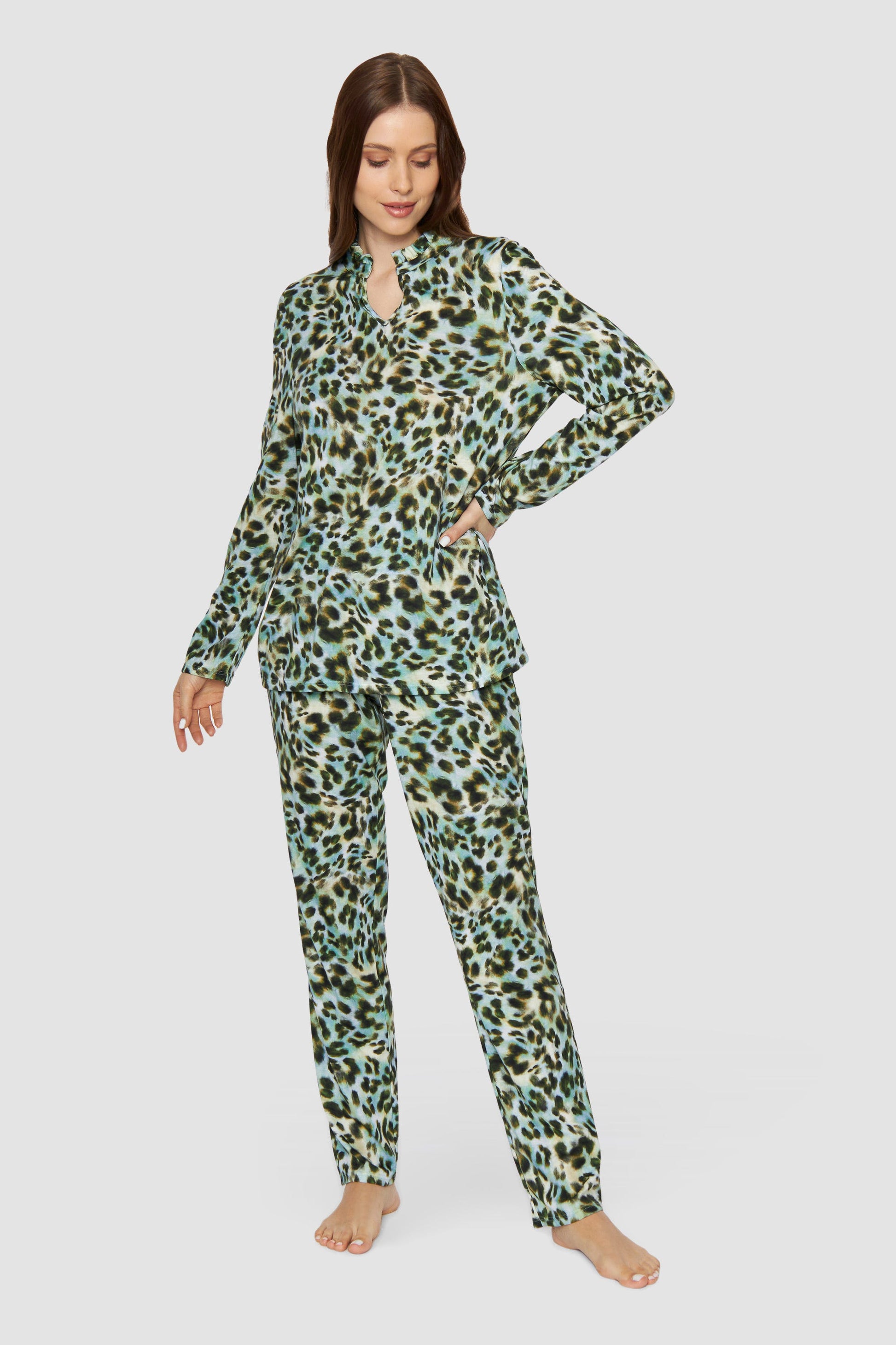 Frontalbild von Pyjama im bunten Leo-Druck Baumwolle/Modal