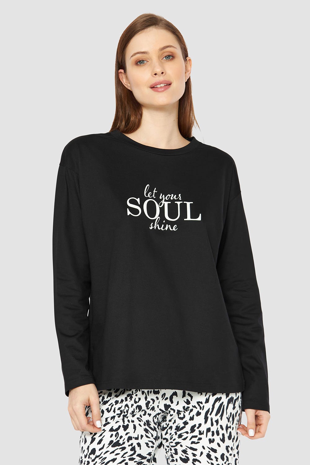 Frontalbild von Shirt mit Schriftzug "let your soul shine" 100% Baumwolle