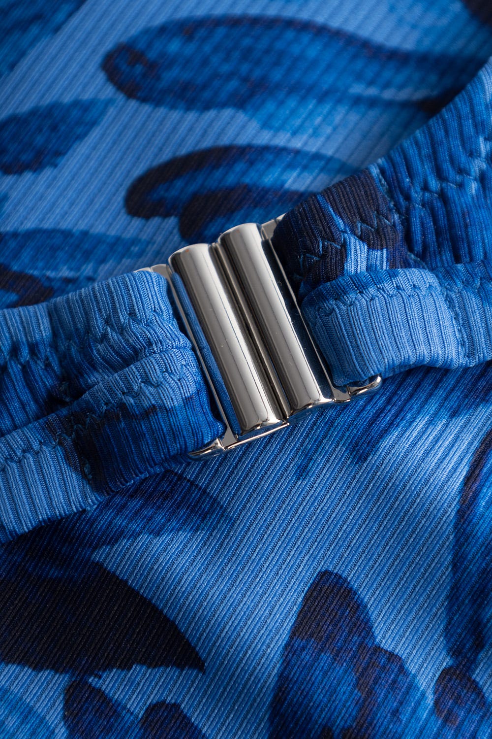 Detailbild 2 von Bikini Oberteil im blauen Blüten-Druck Wickeloptik recyceltes Polyester/Elasthan