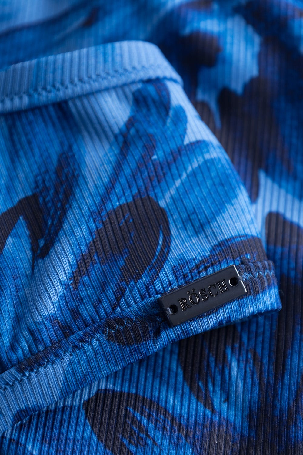 Detailbild 3 von Bikini Oberteil im blauen Blüten-Druck Wickeloptik recyceltes Polyester/Elasthan