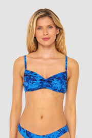 Frontalbild von Bikini Oberteil im blauen Blüten-Druck Wickeloptik recyceltes Polyester/Elasthan