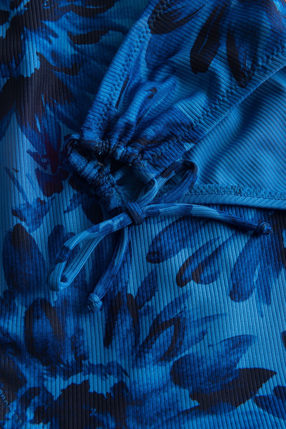 Detailbild 2 von Bikini Hose im blauen Blüten-Druck Bänder recyceltes Polyester/Elasthan
