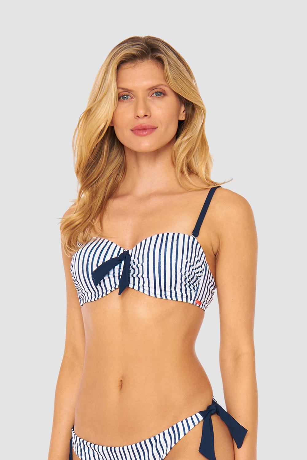 Frontalbild von Bandeau Bikini Oberteil im Streifen-Druck Schleife Ripp recyceltes Polyester/Elasthan