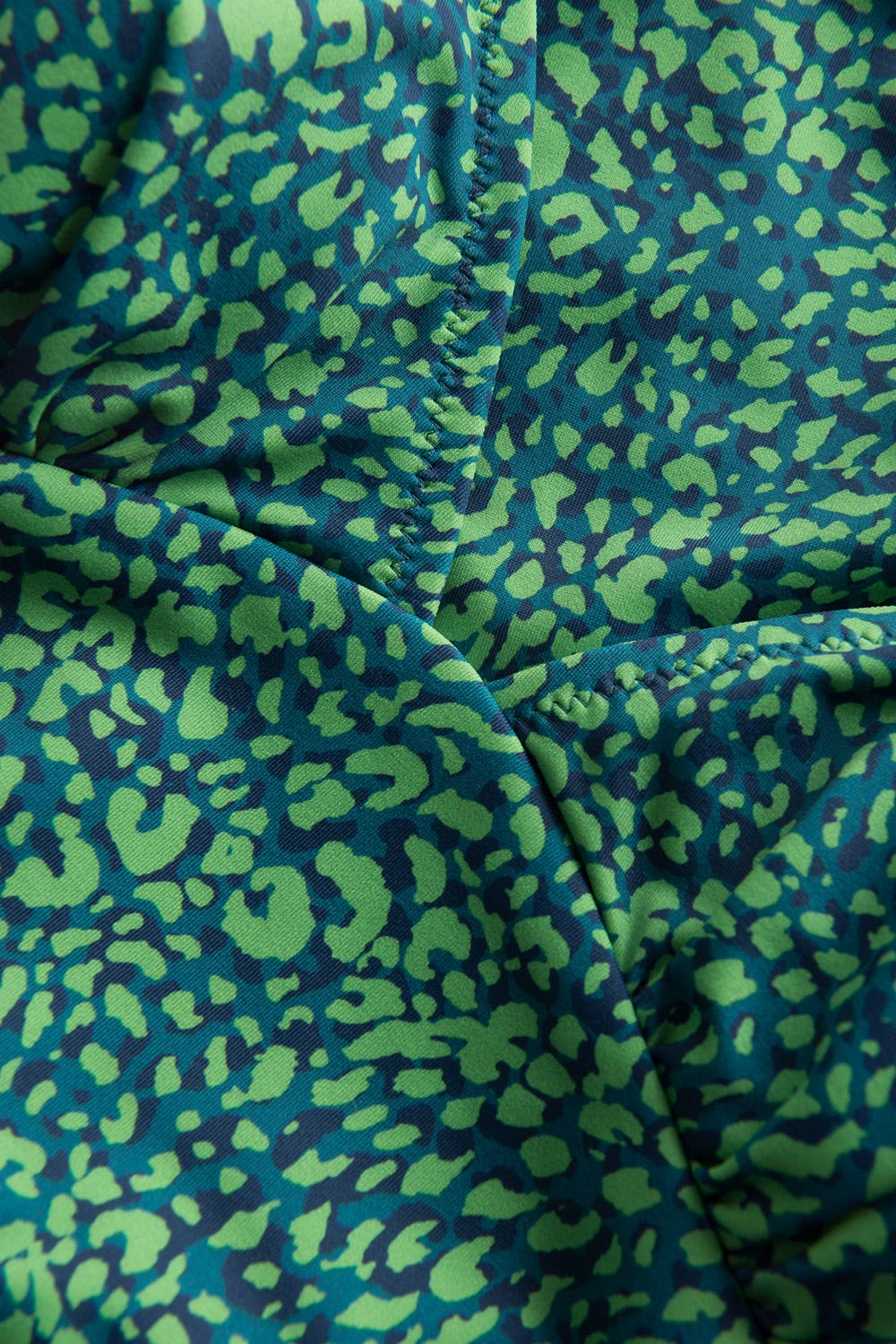 Detailbild 1 von Neckholder-Badeanzug im Leo-Druck Rückenausschnitt recyceltes Polyamid/Elasthan