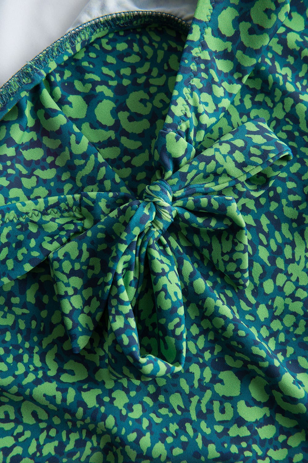 Detailbild 2 von Neckholder-Badeanzug im Leo-Druck Rückenausschnitt recyceltes Polyamid/Elasthan