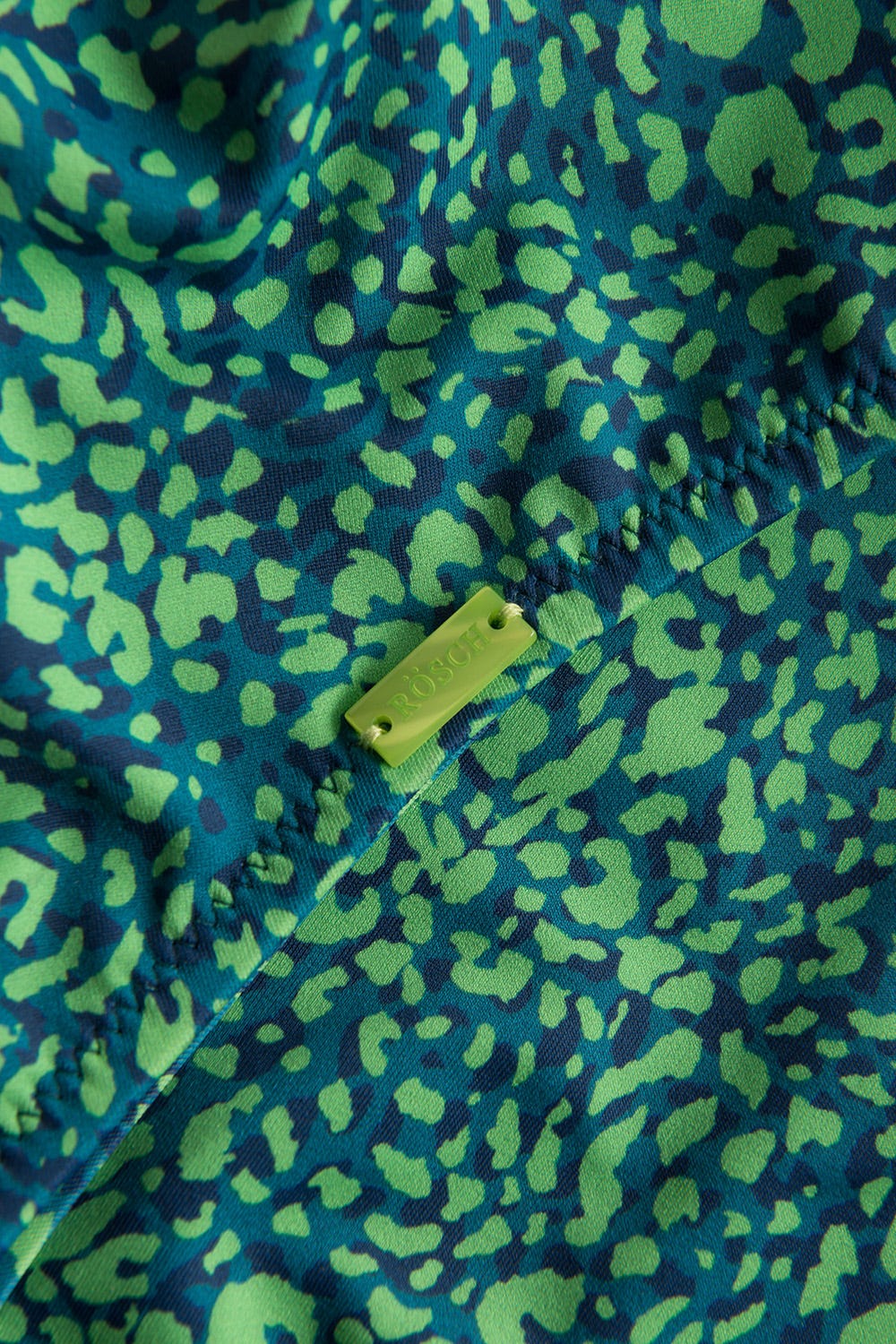 Detailbild 3 von Neckholder-Badeanzug im Leo-Druck Rückenausschnitt recyceltes Polyamid/Elasthan