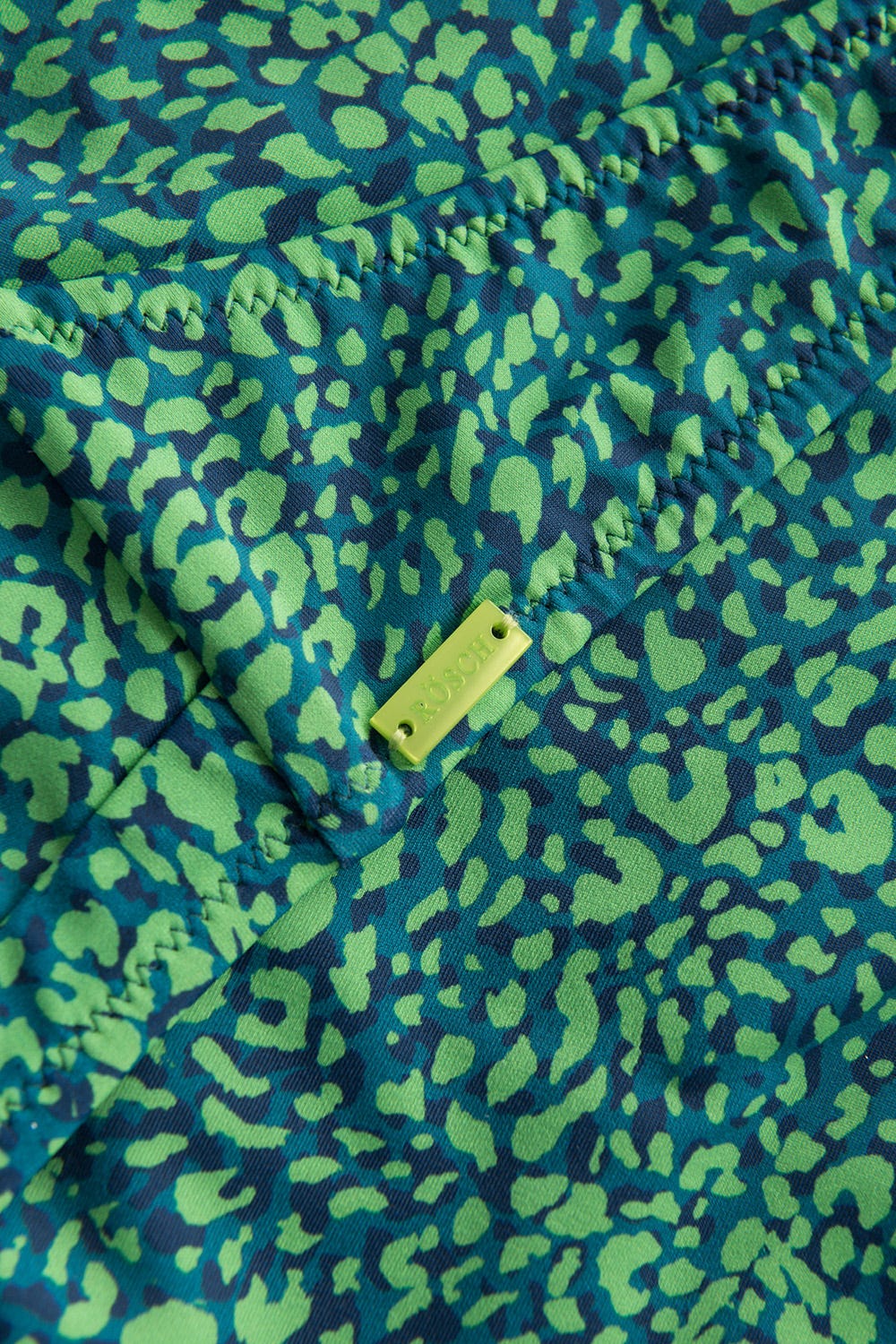 Detailbild 3 von Neckholder Bikini Oberteil im Leo-Druck recyceltes Polyamid/Elasthan