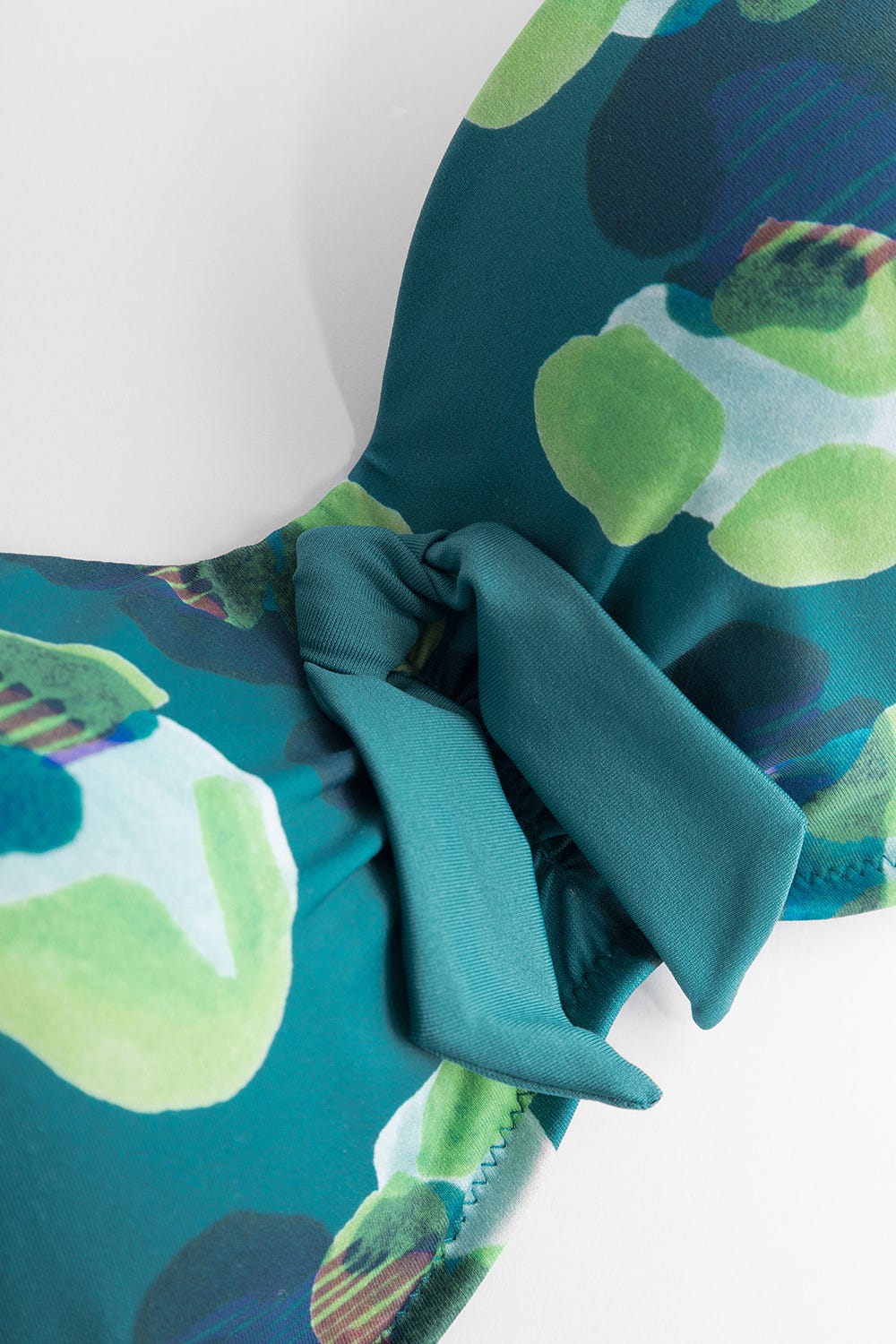 Detailbild 2 von Bandeau-Bikini-Oberteil im grünen Leo-Design recyceltes Polyamid/Elasthan