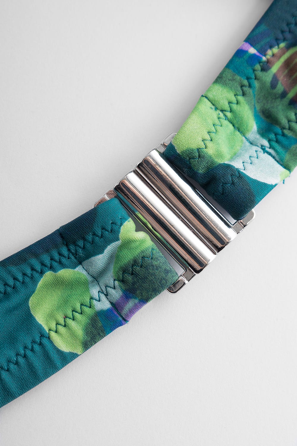 Detailbild 3 von Bandeau-Bikini-Oberteil im grünen Leo-Design recyceltes Polyamid/Elasthan