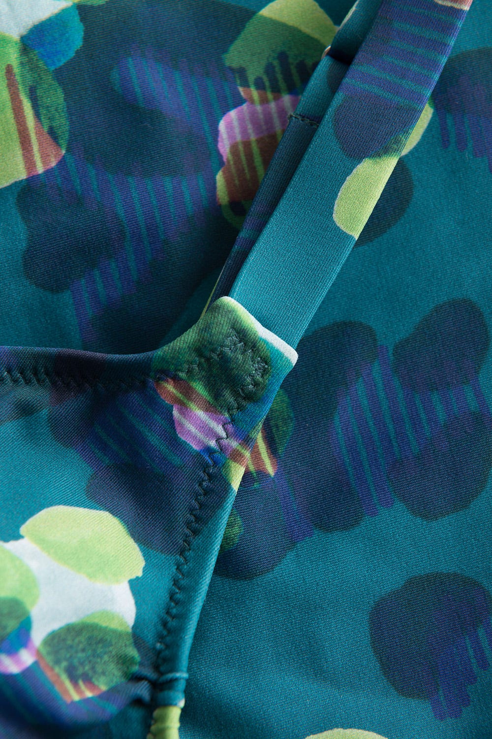 Detailbild 3 von Badeanzug im grünen Leo-Design Wickeloptik recyceltes Polyamid/Elasthan