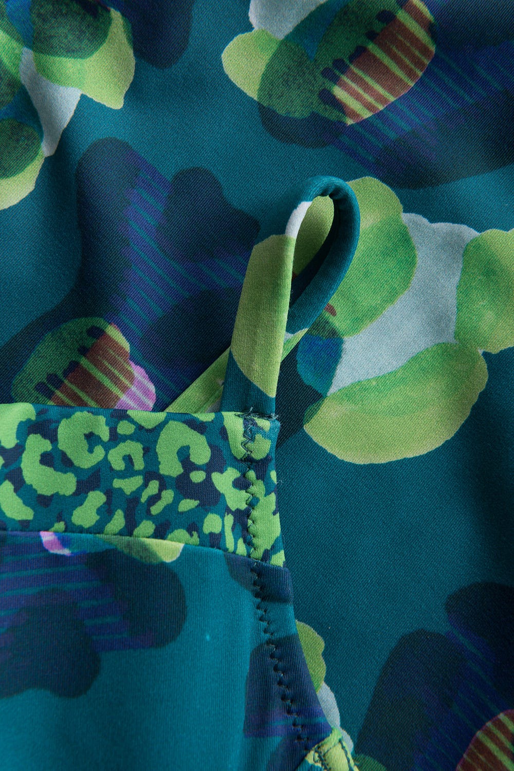 Detailbild 2 von Badeanzug im Leo-Druck-Mix Petrol recyceltes Polyamid/Elasthan