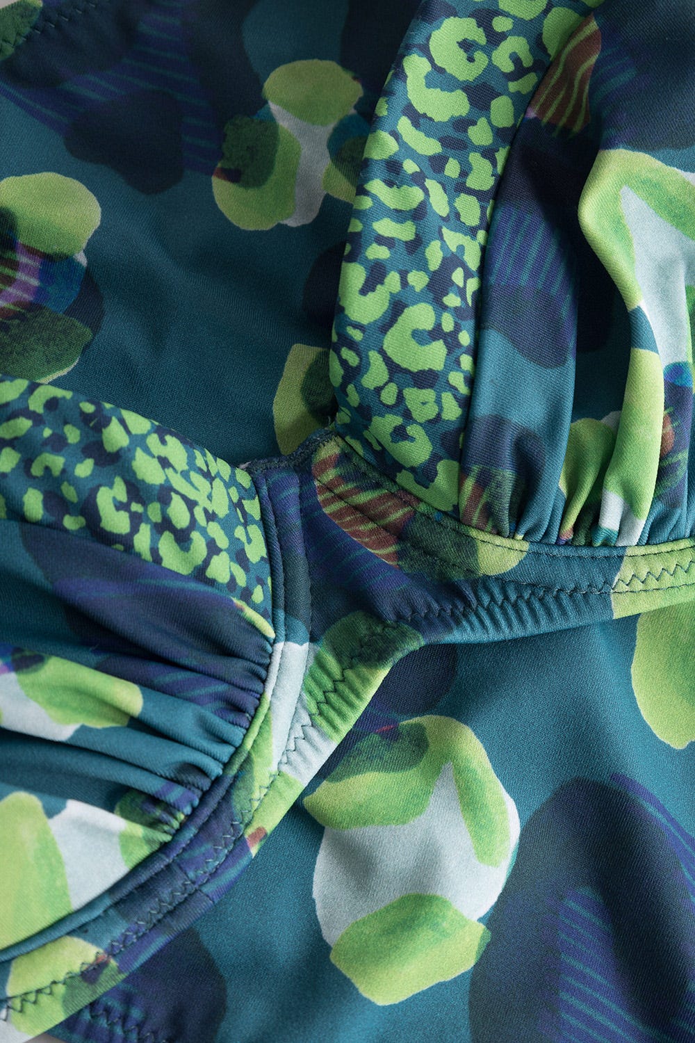 Detailbild 2 von Bikini-Oberteil im Leo-Druck-Mix Petrol recyceltes Polyamid/Elasthan