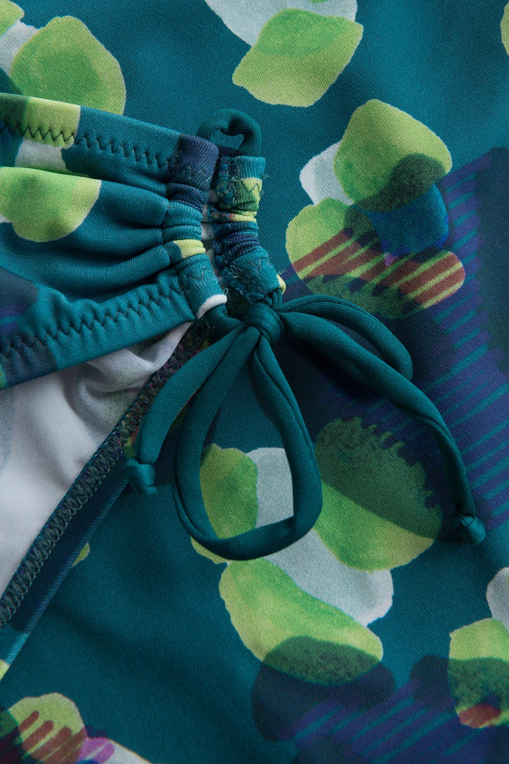 Detailbild 2 von Bikini-Hose im grünen Leo-Design Schleifen recyceltes Polyamid/Elasthan