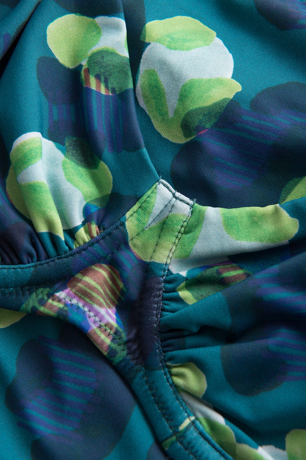 Detailbild 2 von Bikini-Top mit Raffungen im grünen Leo-Design recyceltes Polyamid/Elasthan