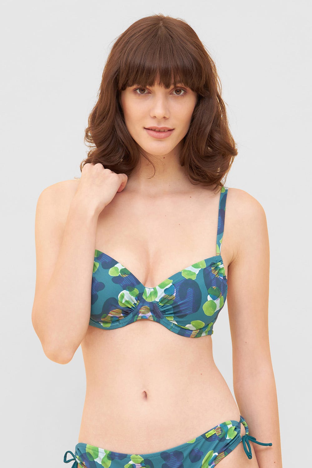 Frontalbild von Bikini-Top mit Raffungen im grünen Leo-Design recyceltes Polyamid/Elasthan