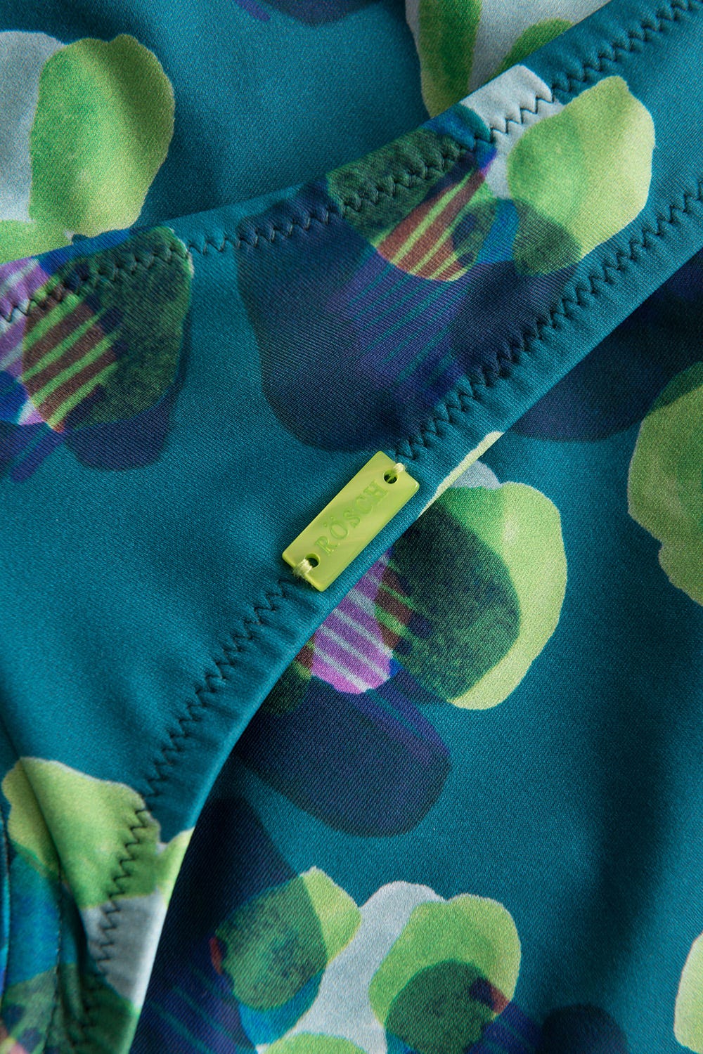 Detailbild 3 von Bikini-Top mit Raffungen im grünen Leo-Design recyceltes Polyamid/Elasthan